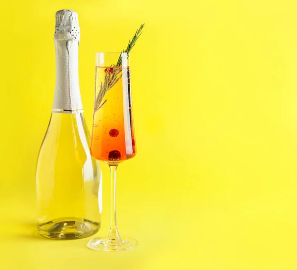 Bir Şişe Şampanya Kırmızı Böğürtlenli Biberiyeli Kokteyl — Stok fotoğraf