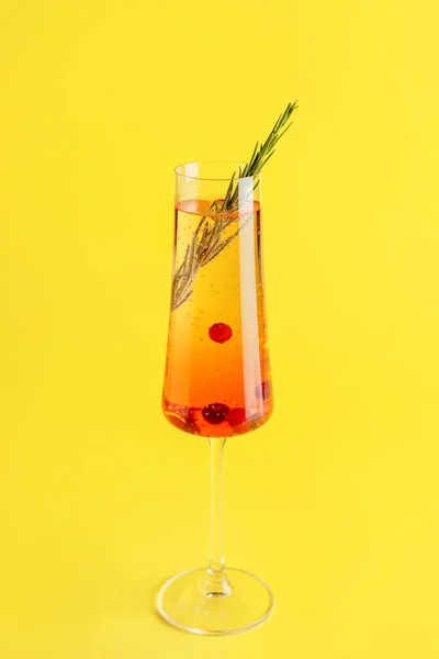 Bicchiere Champagne Cocktail Con Mirtillo Rosso Rosmarino Sfondo Colori — Foto Stock