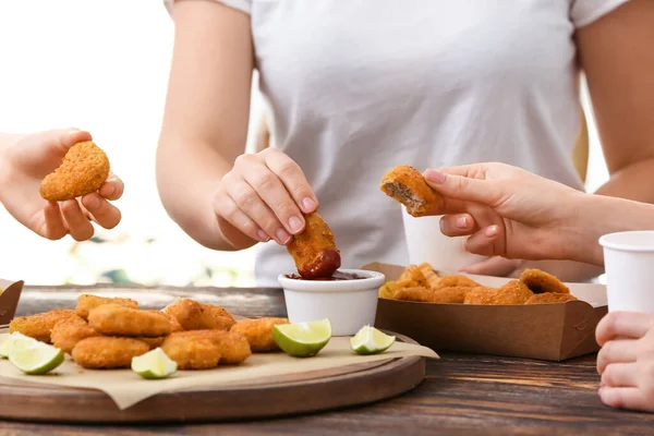 Las Mujeres Que Comen Sabrosas Pepitas Con Ketchup Mesa Habitación —  Fotos de Stock