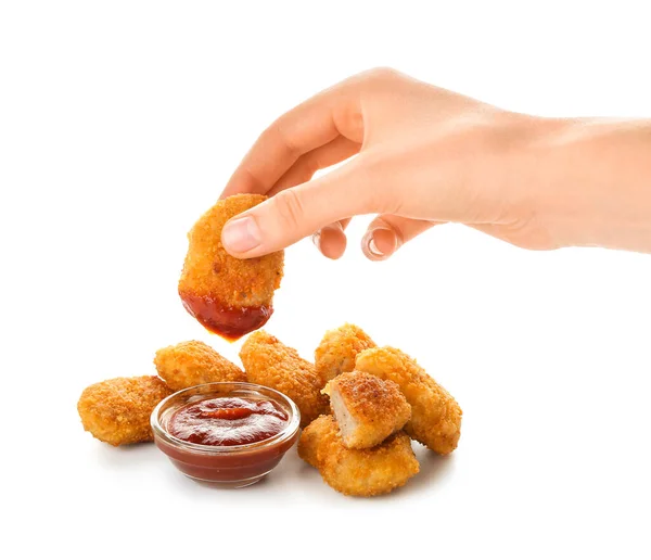 Mão Feminina Com Nuggets Saborosos Ketchup Fundo Branco — Fotografia de Stock