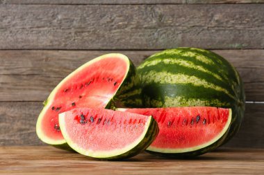 Tahta masada olgun karpuz dilimleri