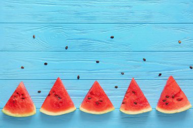 Ahşap zemin üzerinde olgun karpuz dilimleri