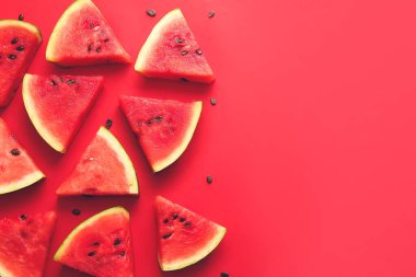Renkli arka planda olgun karpuz dilimleri