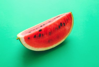 Renkli arkaplanda olgun karpuz dilimi