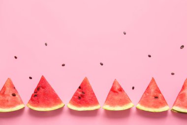 Renkli arka planda olgun karpuz dilimleri