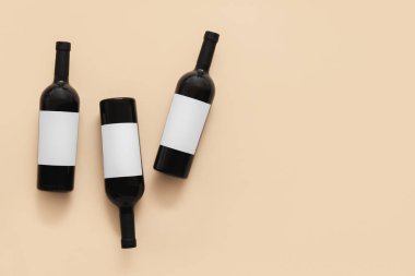 Renkli arka planda boş etiketli şarap şişeleri