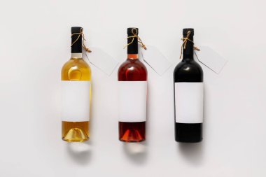 Beyaz arka planda boş etiketli şarap şişeleri