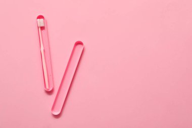 Diş fırçası ve bavul renk arkaplanı