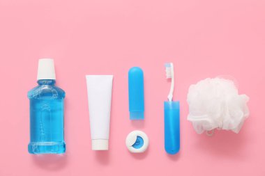 Renkli duş süngeri ile ağız temizliğine ayarlı