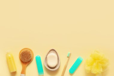 Diş fırçası ve renkli çantalı banyo aksesuarları.