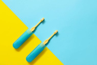 Diş fırçaları ve renk arkaplanına göre çanta