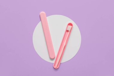 Diş fırçası ve bavul renk arkaplanı