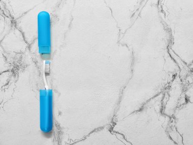 Diş fırçası ve bavul açık arkaplanda