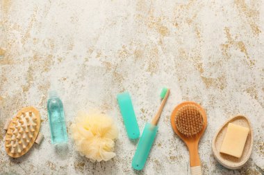 Hafif arka planda ağız temizliği ve banyo aksesuarları.