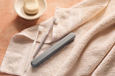 Diş fırçalı banyo aksesuarları ve renk arkaplanlı çanta.