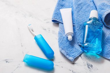 Hafif arka planda havlusu olan ağız temizliğine ayarlı.