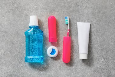 Gri arka planda ağız temizliğine ayarlı