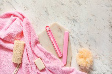 Diş fırçası ve arka planda çanta bulunan banyo aksesuarları.