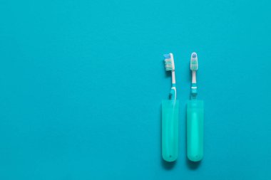 Diş fırçaları ve renkli arkaplan üzerindeki davalar