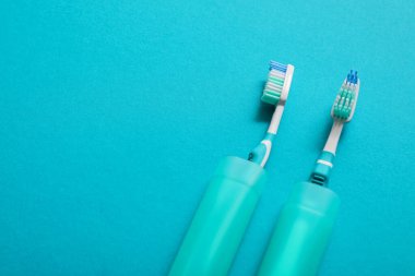 Diş fırçaları ve renkli arkaplan üzerindeki davalar