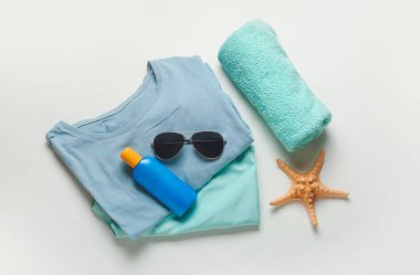 Beyaz arka planda erkek plaj aksesuarları