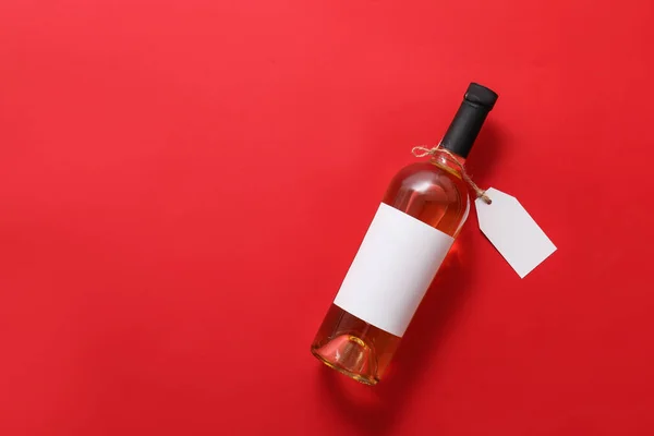 Flasche Wein Mit Leerem Etikett Auf Farbigem Hintergrund — Stockfoto