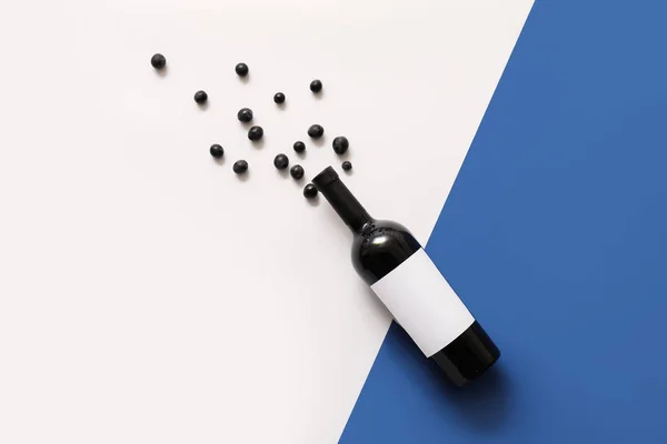 Flasche Wein Mit Leerem Etikett Und Trauben Auf Farbigem Hintergrund — Stockfoto