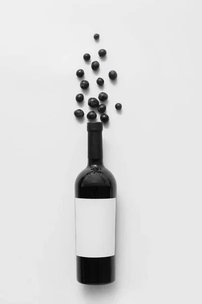 Бутылка Вина Чистой Этикеткой Виноград Белом Фоне — стоковое фото