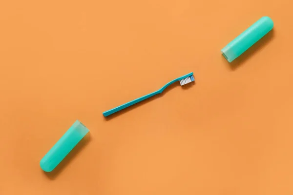 Zahnbürste Und Tasche Auf Farbigem Hintergrund — Stockfoto