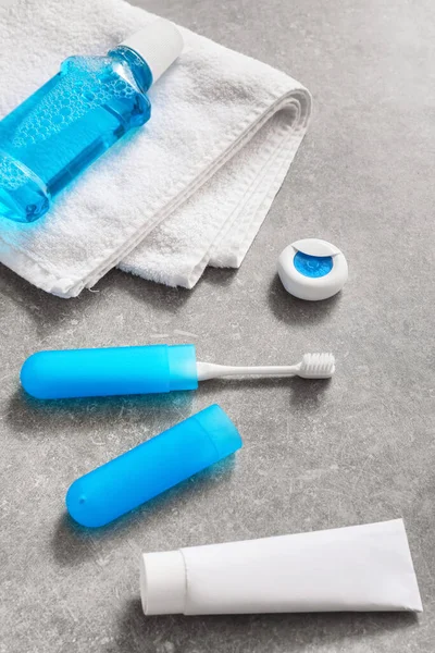 Set Igiene Orale Con Asciugamano Sfondo Grigio — Foto Stock