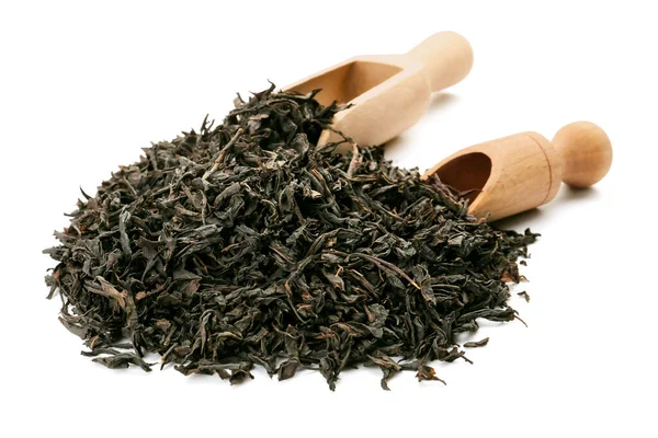 Haufen Trockener Schwarzer Teeblätter Mit Schaufeln Auf Weißem Hintergrund — Stockfoto