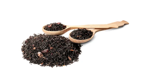白い背景にスプーンで乾燥した紅茶の葉のヒープ — ストック写真