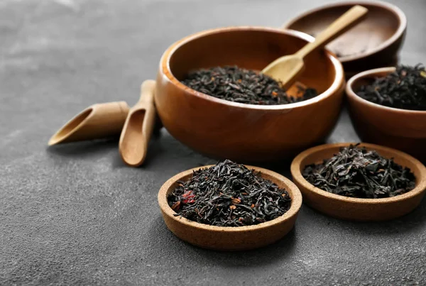 Dry Black Tea Leaves Bowls Scoop Dark Background — Stock Photo, Image