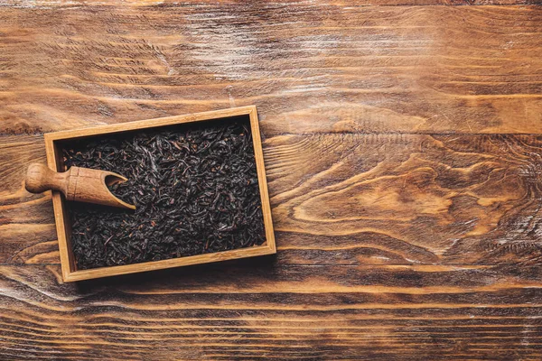 Suche Liście Czarnej Herbaty Pudełku Miarką Drewnianym Tle — Zdjęcie stockowe