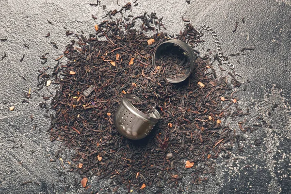 Dry Black Tea Leaves Infuser Dark Background — Stock Photo, Image