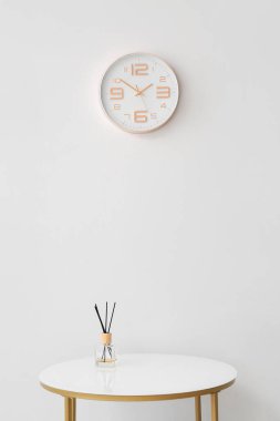 Aroma ayırıcı masadaki ışık duvarına karşı saatle