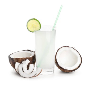 Beyaz arka planda bir bardak taze hindistan cevizi suyu.