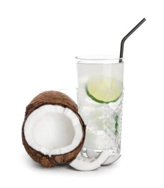 Beyaz arka planda bir bardak taze hindistan cevizi suyu.