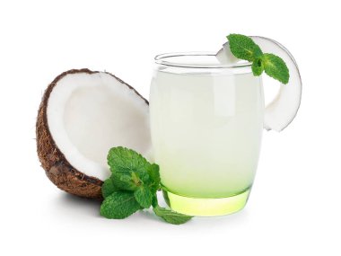 Beyaz arka planda bir bardak taze hindistan cevizi suyu.