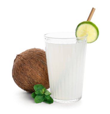 Beyaz arka planda bir bardak taze hindistan cevizi suyu.