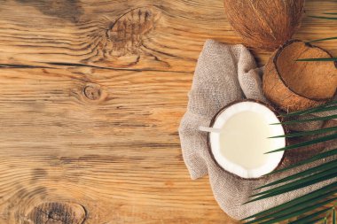 Ahşap arka planda taze hindistan cevizleri