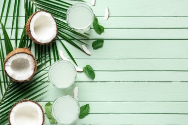 Ahşap zemin üzerinde taze hindistan cevizi suyu olan kompozisyon