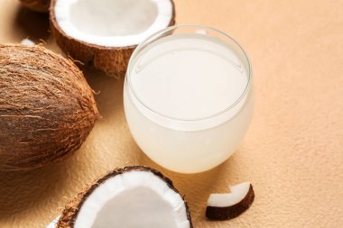 Arka planda bir bardak taze hindistan cevizi suyu.