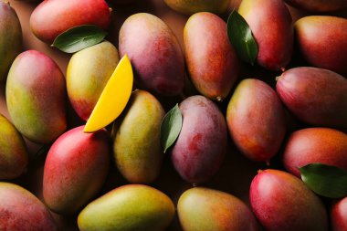 Arkaplan olarak birçok olgun mango