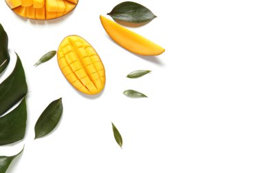 Beyaz arka planda olgun mangolu kompozisyon