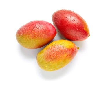 Beyaz arka planda olgun mangolar