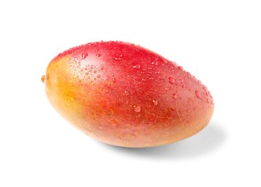 Beyaz arka planda tatlı olgun mango