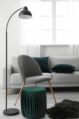 Şık lambalı modern bir oda.