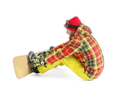 Beyaz arkaplanda erkek snowboardcu