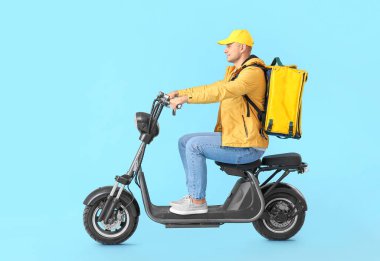 Renk arkaplanındaki yemek dağıtım servisi kuryesi